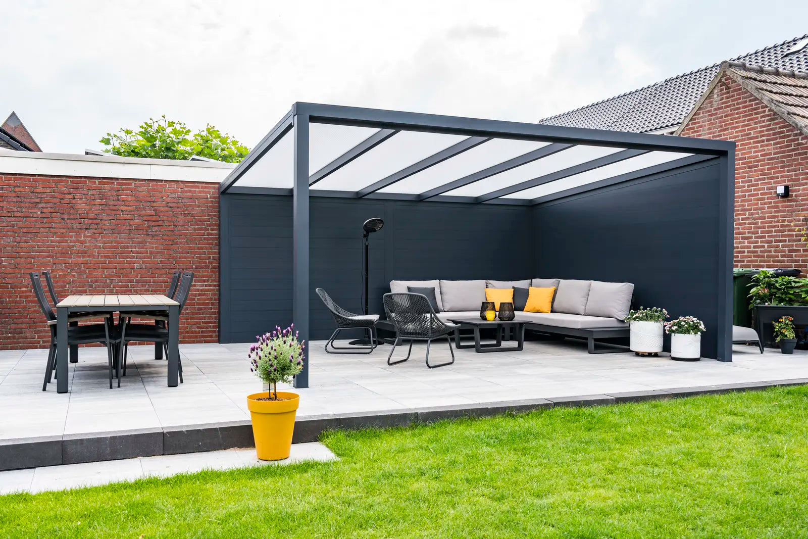 Ribolla Gris graphite toit opale — détail pergola Deponti