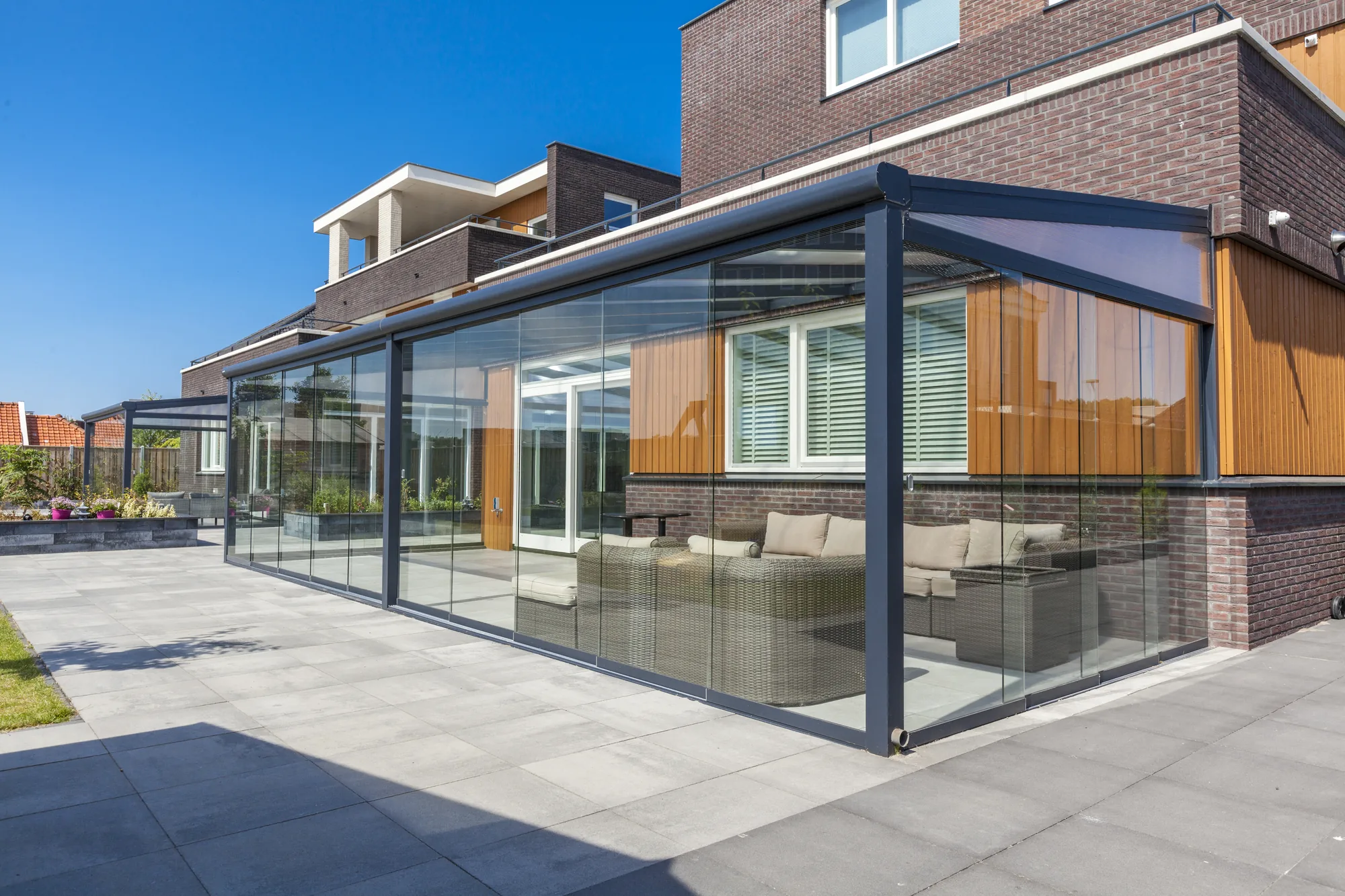 Pergola aluminium installée au-dessus d'une terrasse