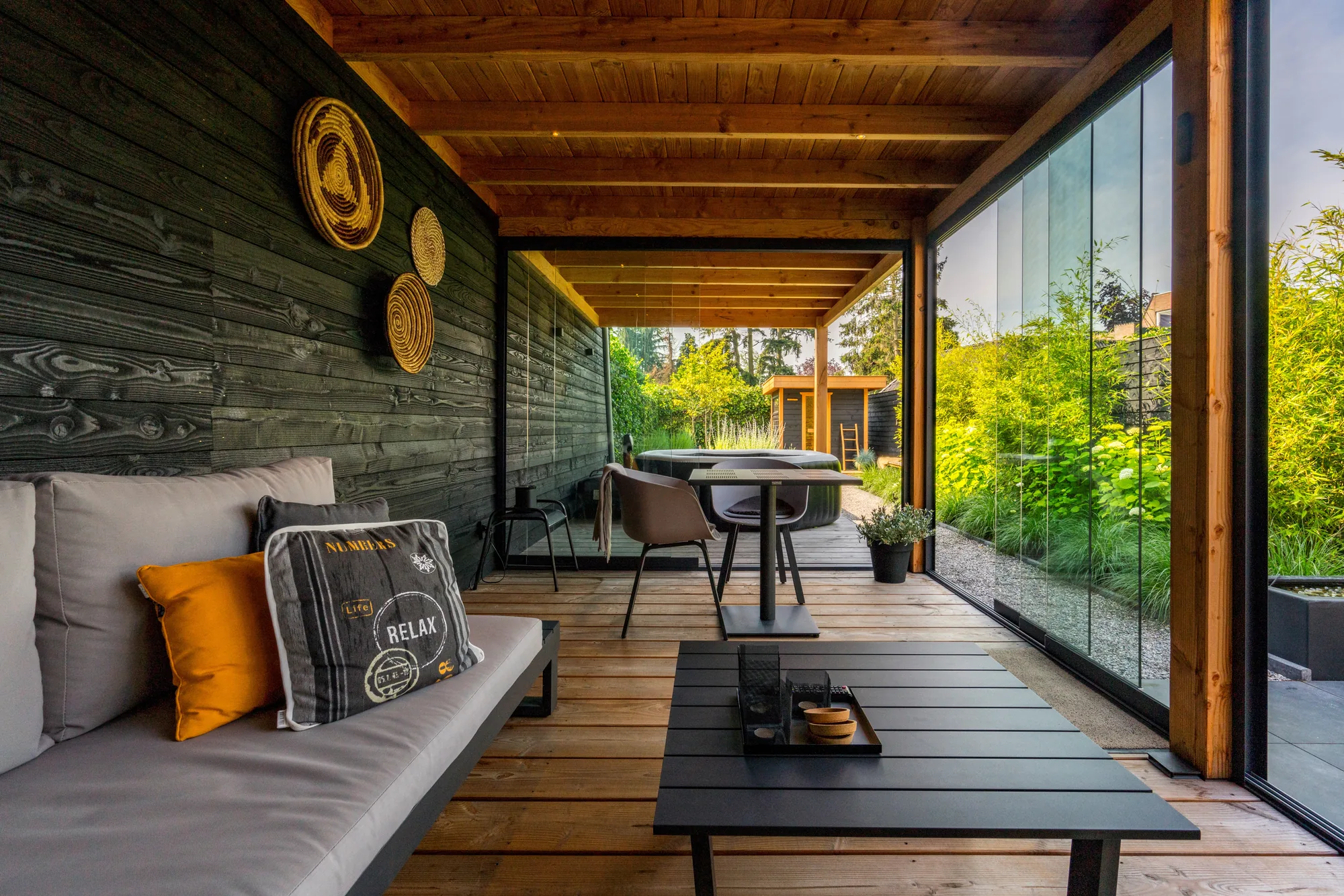 Parois coulissantes en verre fermant une pergola