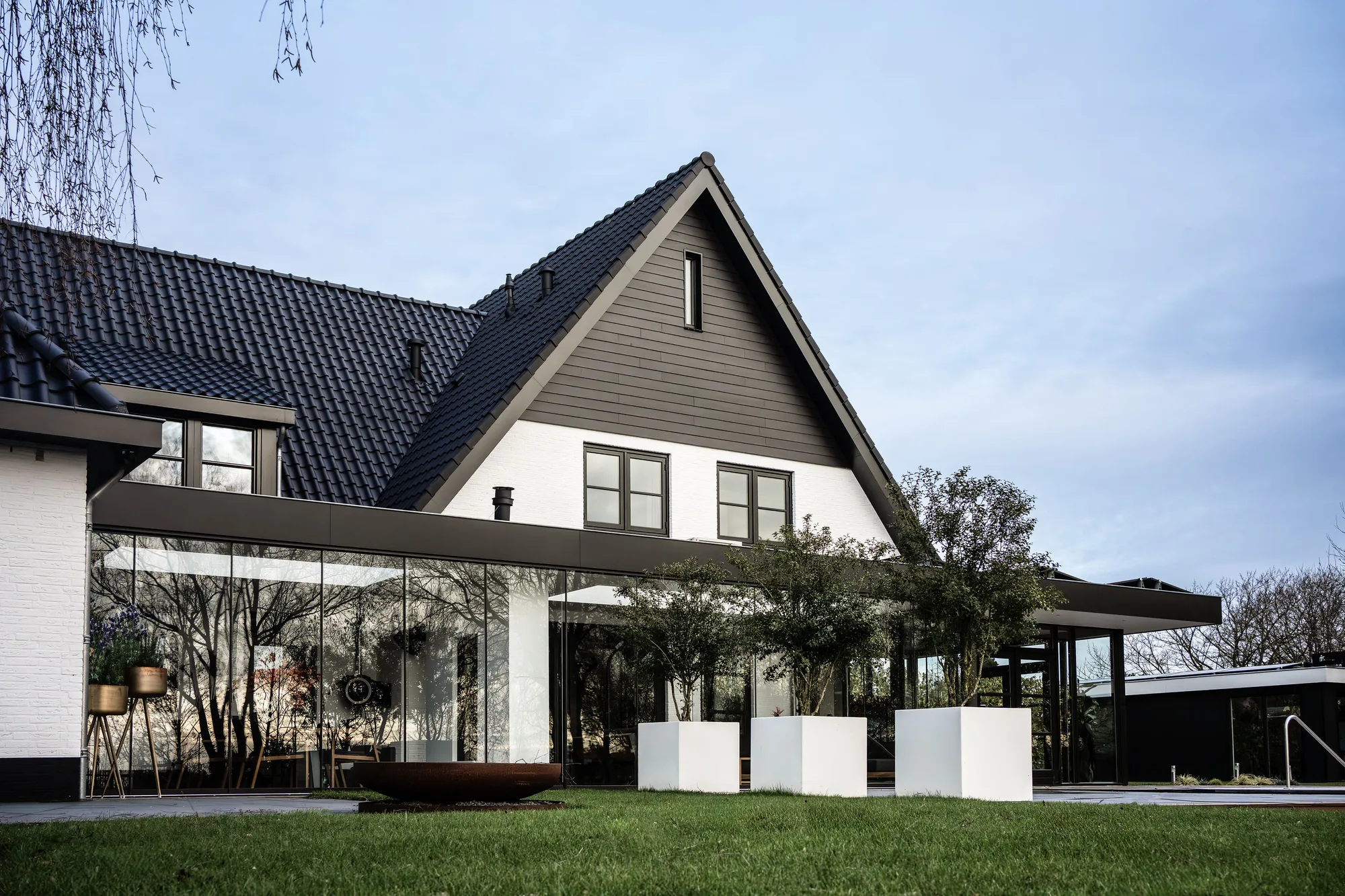 Parois coulissantes en verre fermant une pergola aluminium