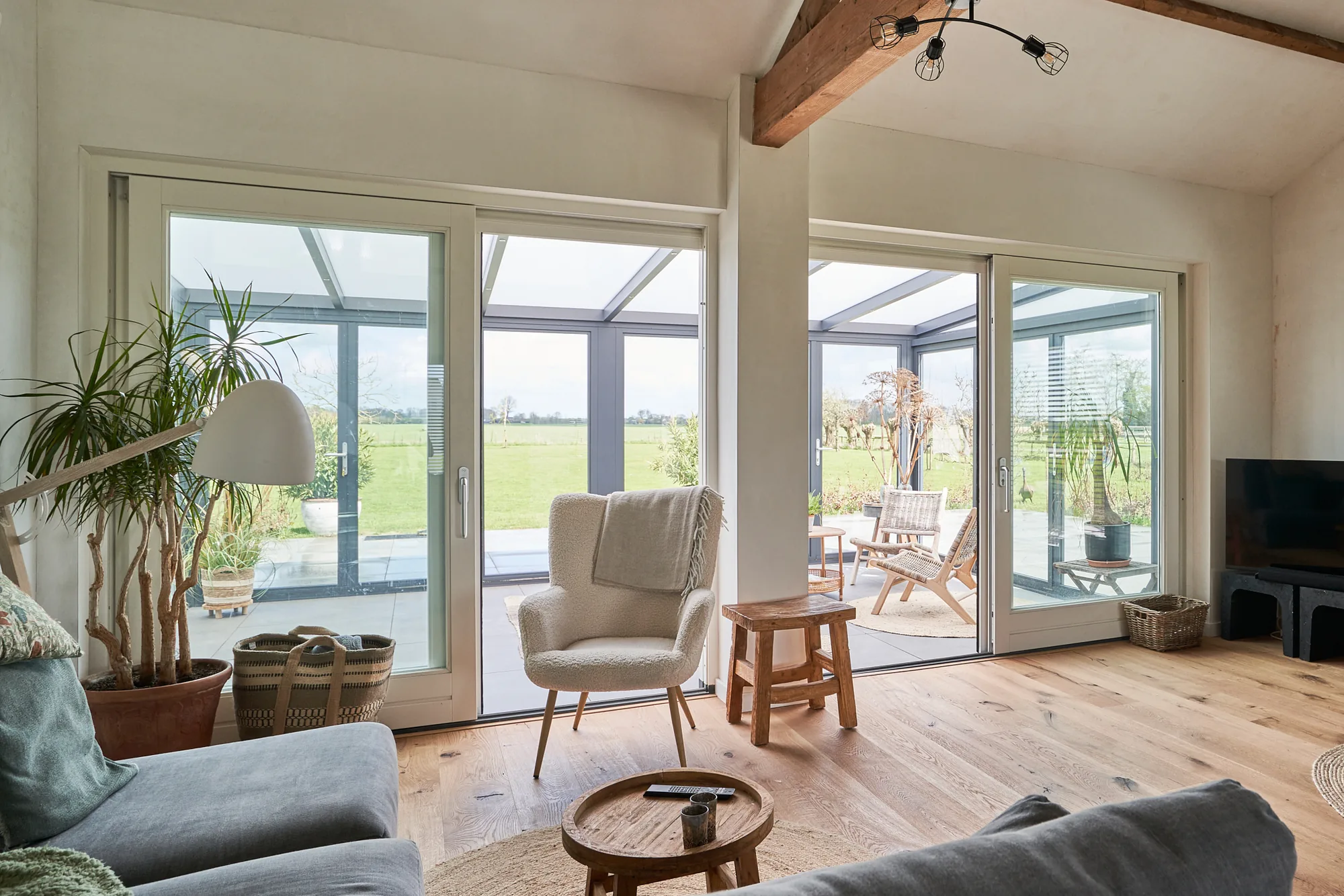 Terrasse abritée par une pergola aluminium, vue depuis le salon