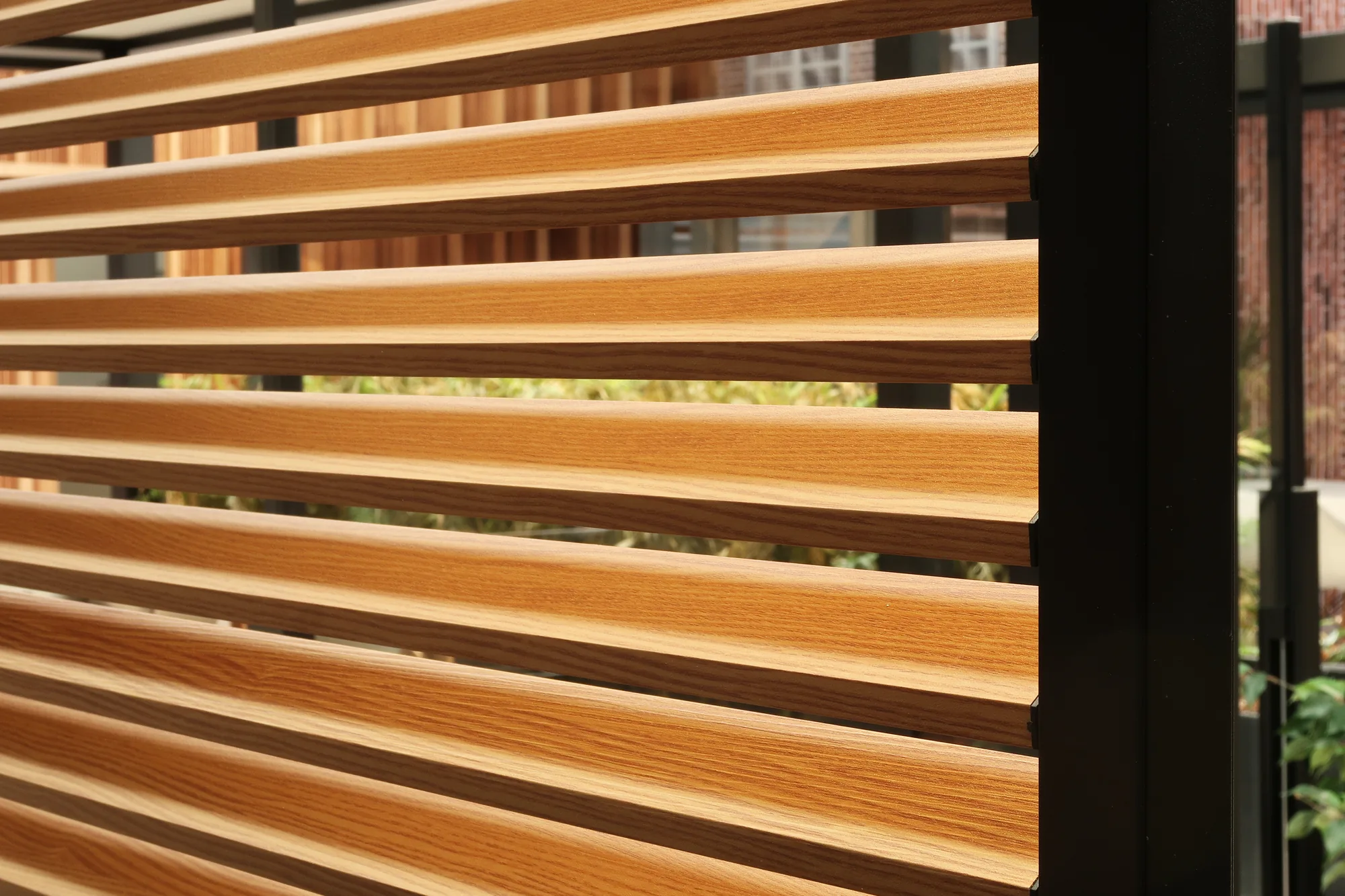 Brise-soleil à lames orientables en aluminium aspect bois
