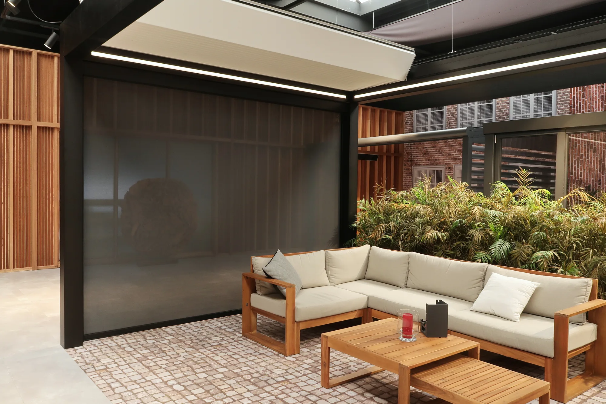 Screen enroulable descendu sur le côté d'une pergola
