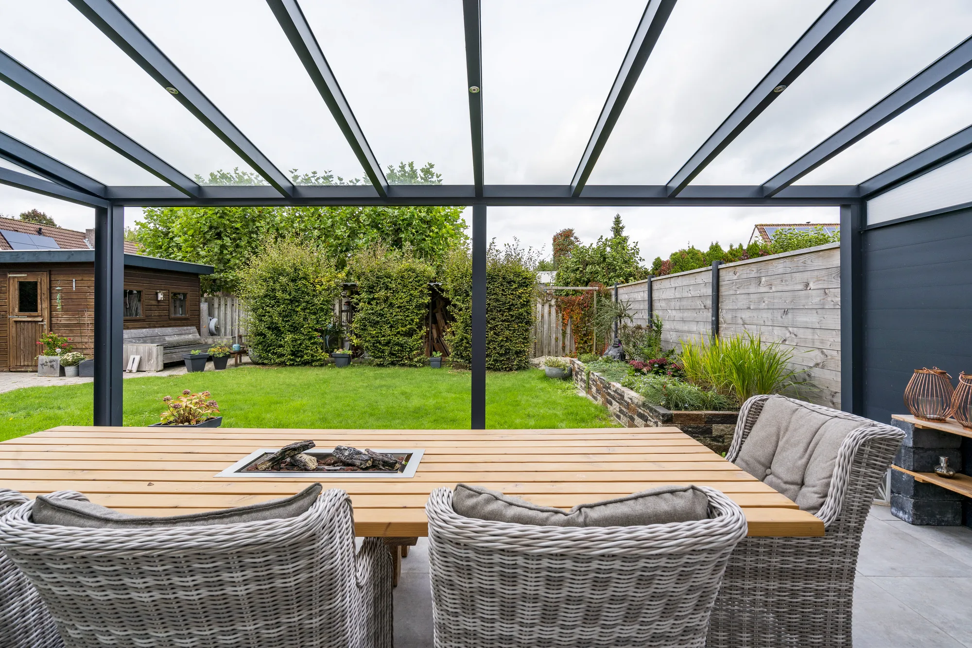 Pergola Pigato au-dessus d'une terrasse aménagée