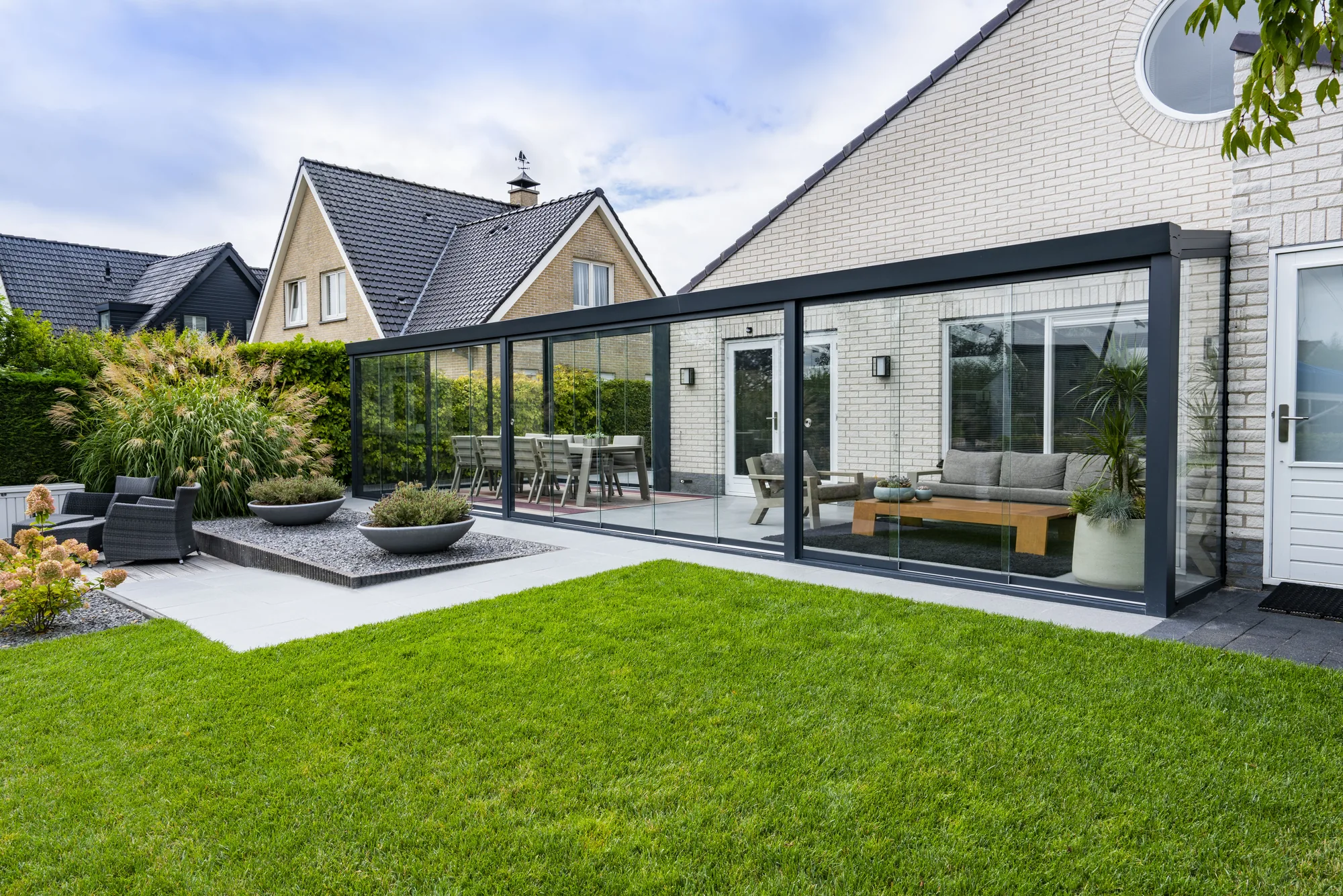 Pergola aluminium adossée au-dessus d'une terrasse