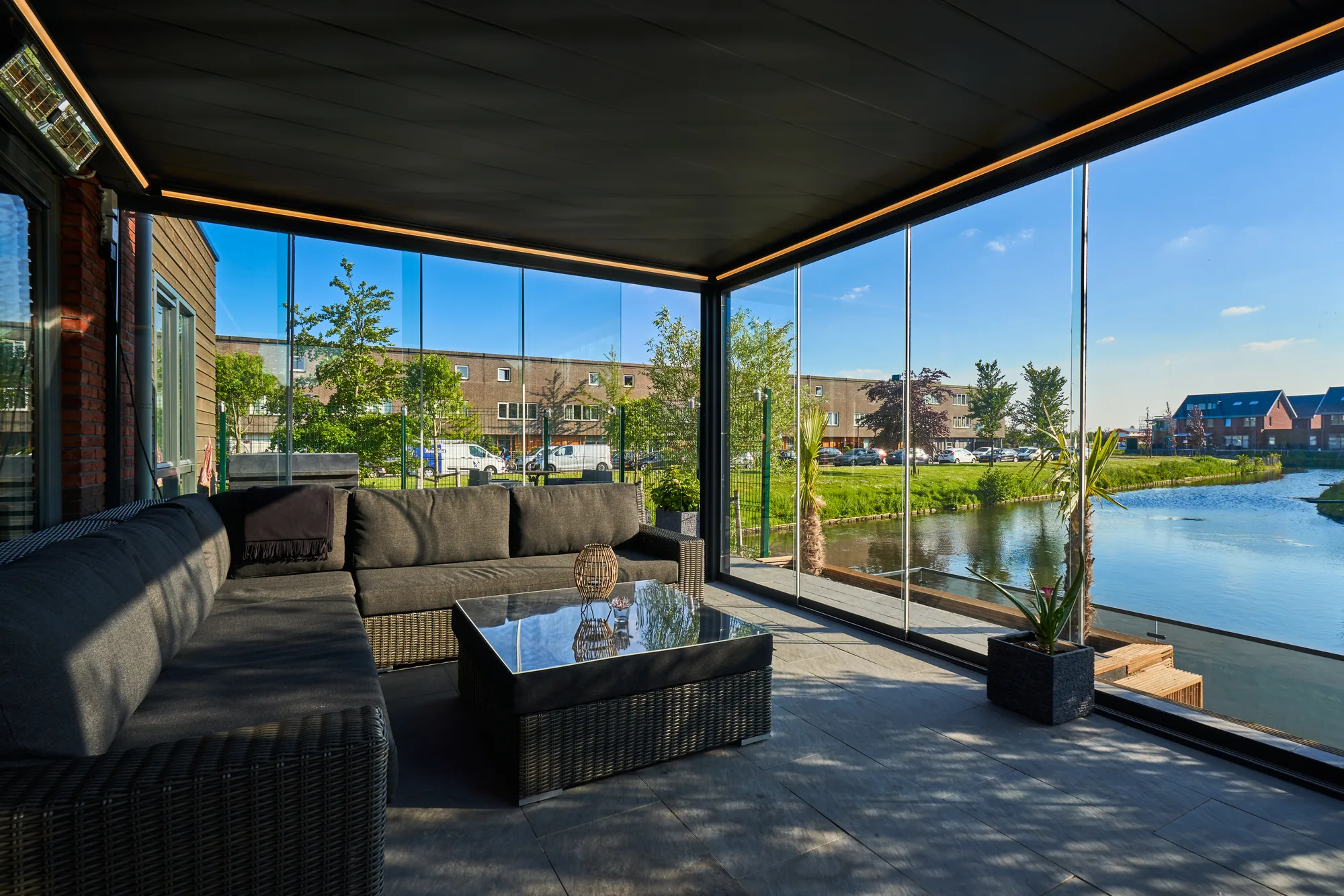 Pergola Pinela Deluxe au-dessus d'une terrasse aménagée