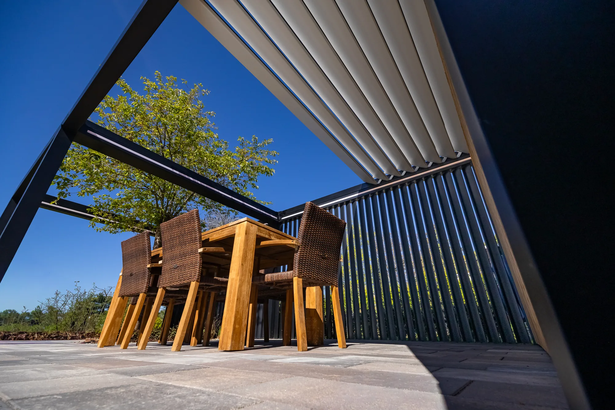 Pergola Pinela Deluxe Plus au-dessus d'une terrasse aménagée