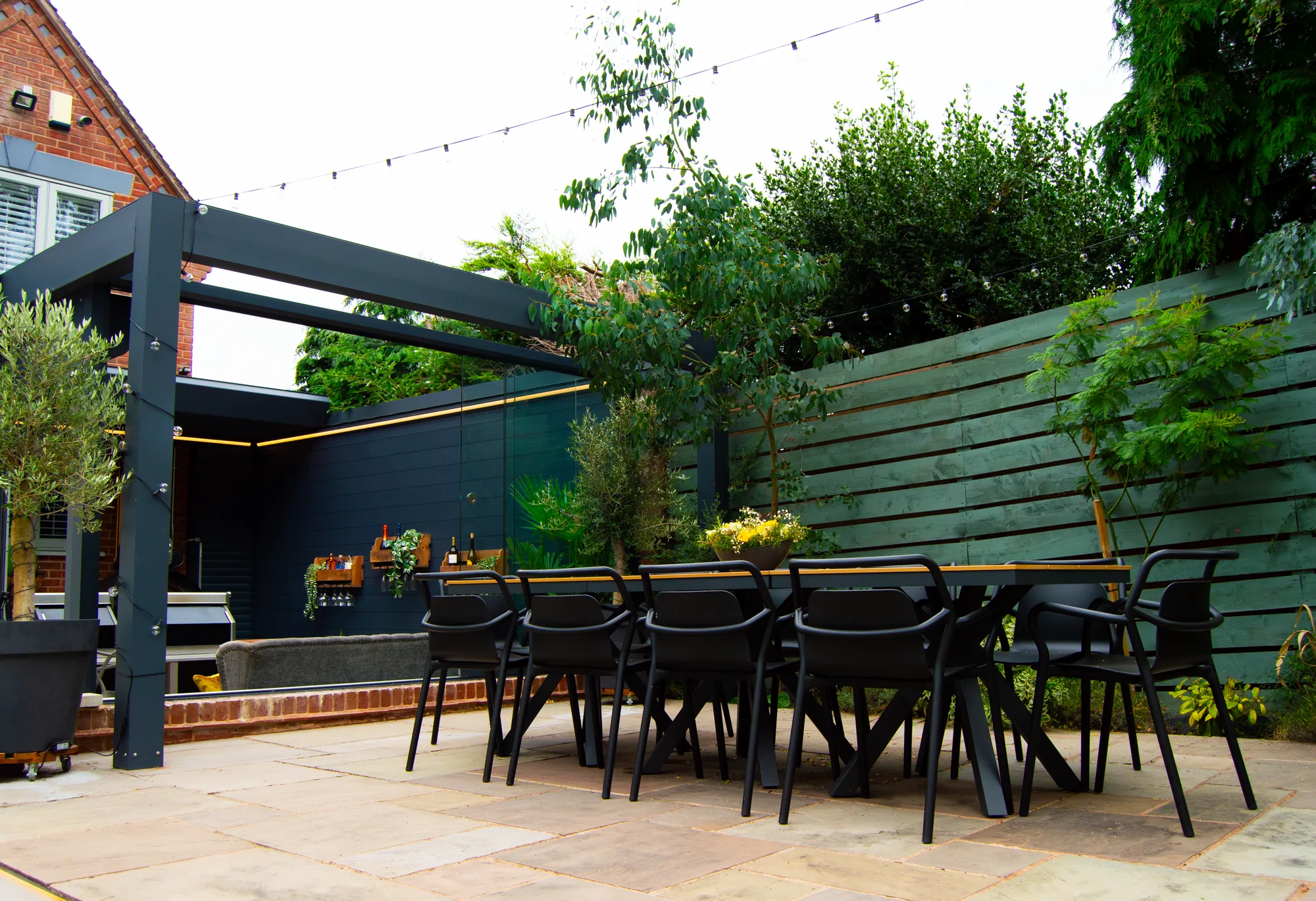 Pergola Pinela Deluxe Plus vue d'ensemble sur une terrasse