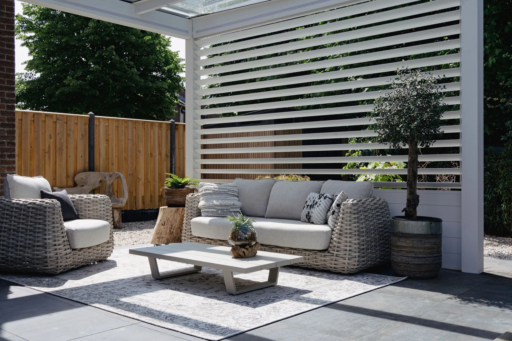 Pergola Pinela Glass au-dessus d'une terrasse aménagée