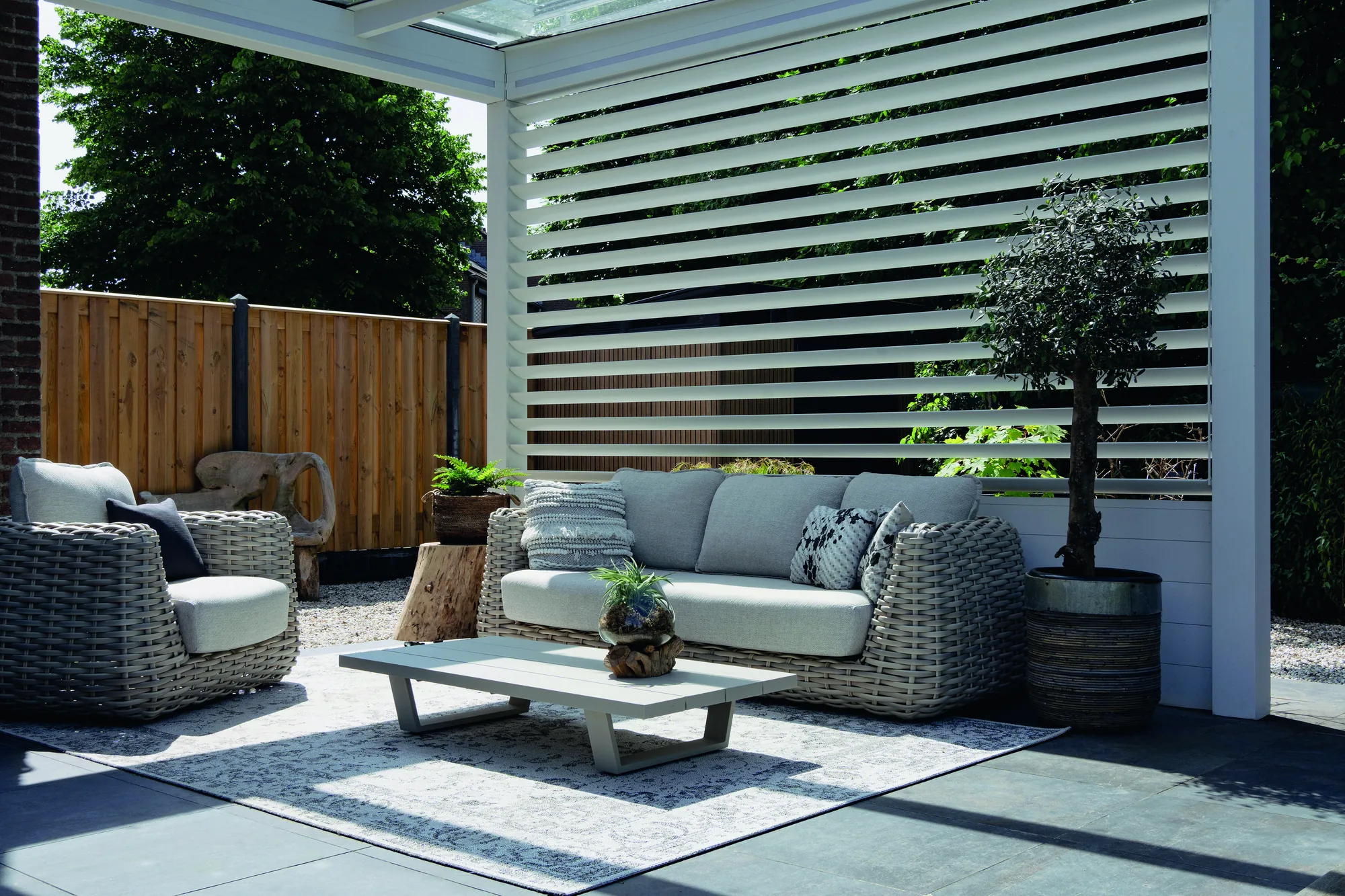 Pergola Pinela Glass vue d'ensemble sur une terrasse