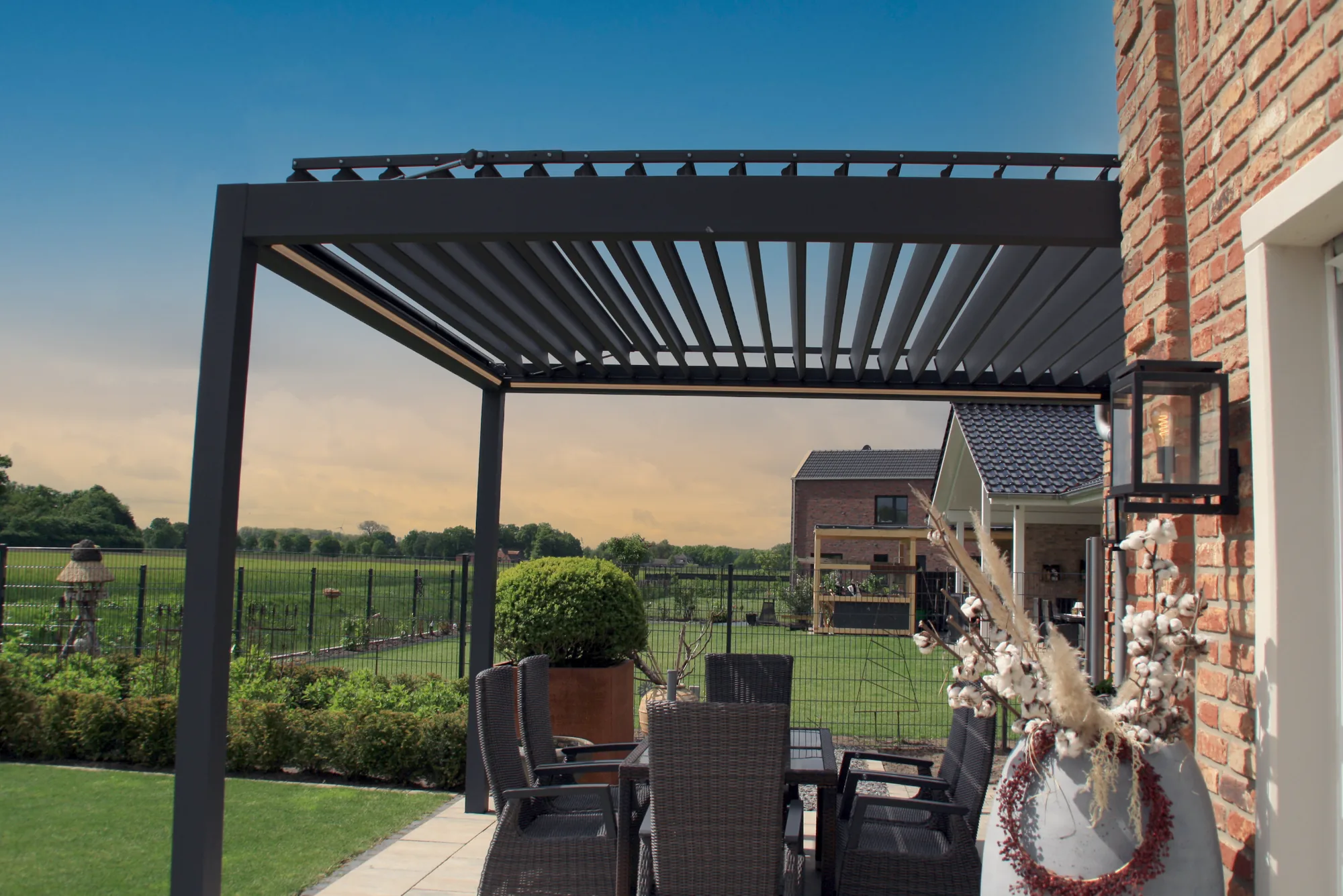 Pergola bioclimatique à lames orientables au coucher du soleil