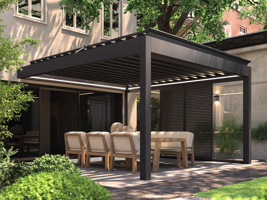 Pergola bioclimatique Pinela Tilt Deponti installée en Bretagne par BB'art Outdoor