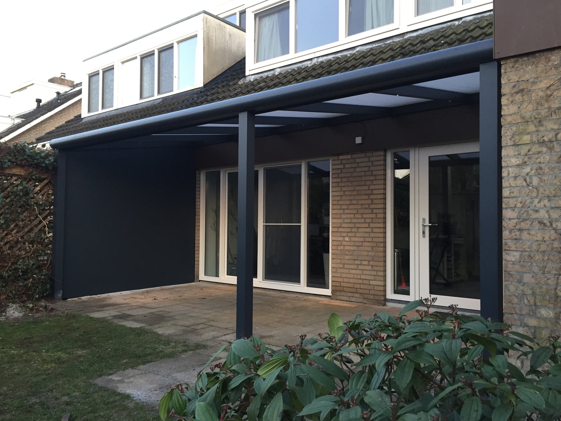 Nebbiolo Gris graphite toit ultra-clair — détail pergola Deponti