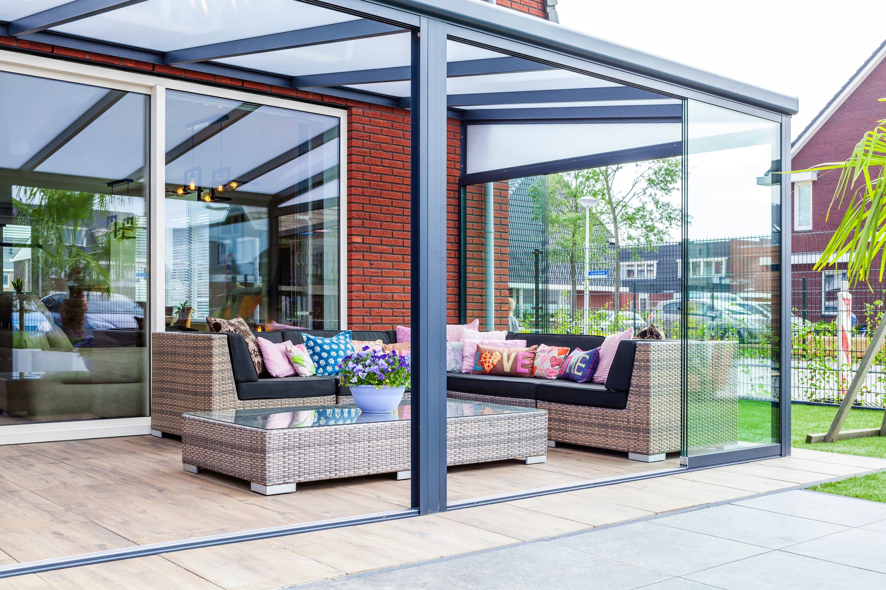 Nebbiolo Gris graphite toit clair — détail pergola Deponti