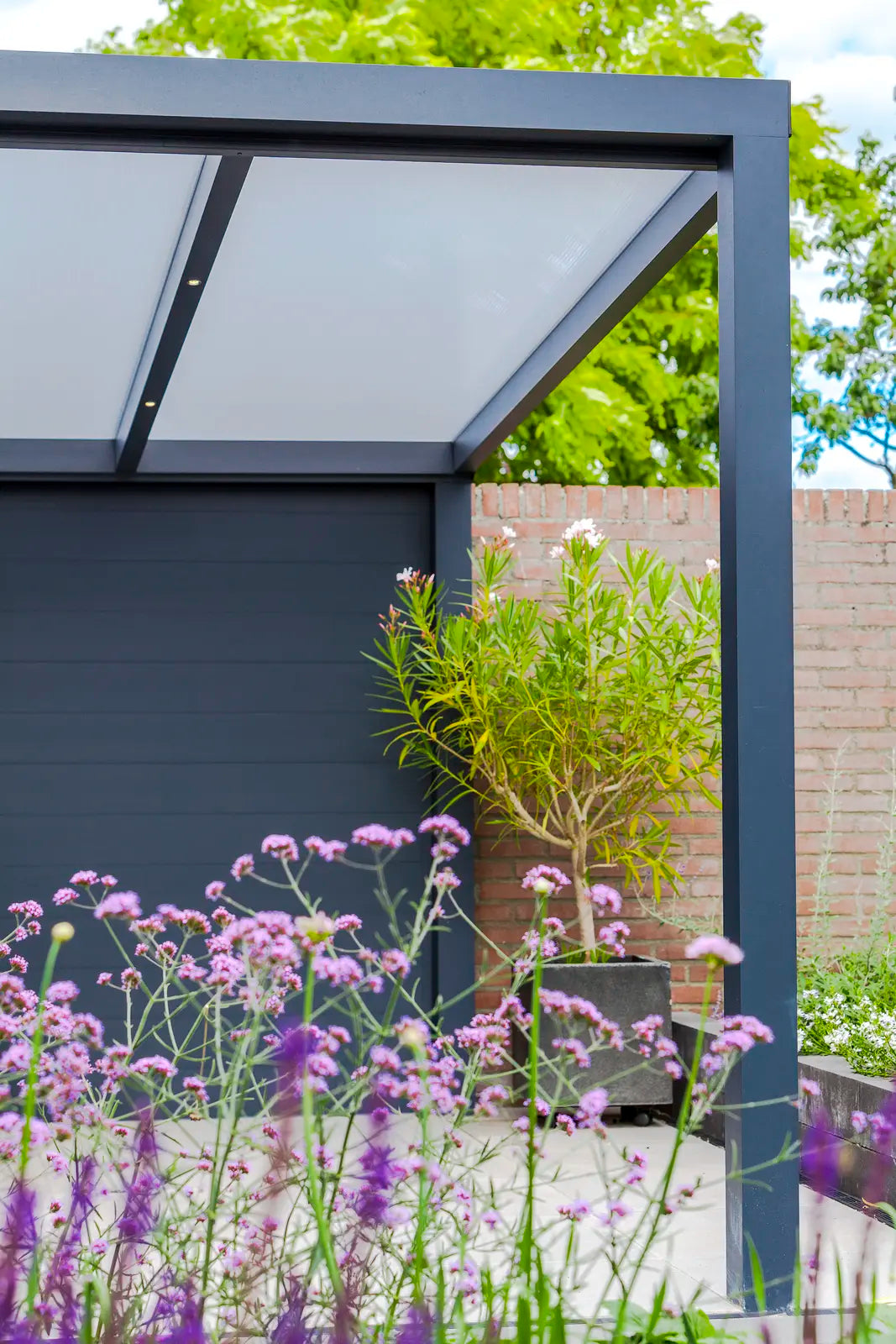 Ribolla Gris graphite toit opale — détail pergola Deponti