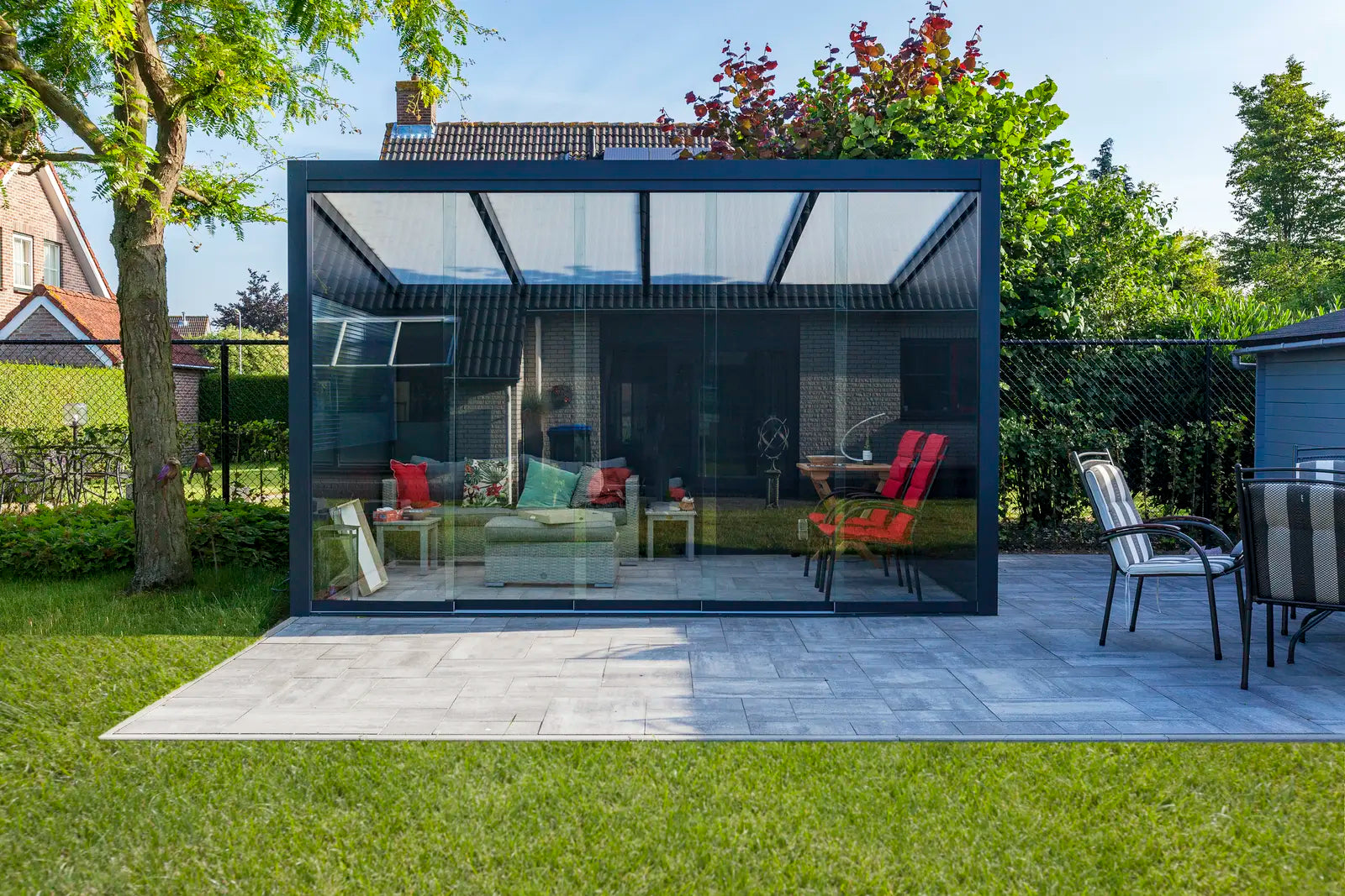 Ribolla Gris graphite toit clair — détail pergola Deponti