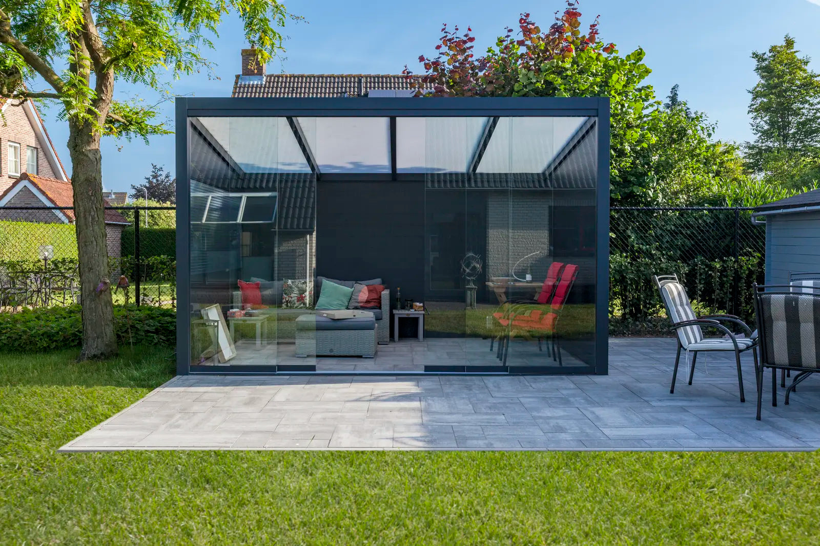 Ribolla Gris graphite toit clair — détail pergola Deponti
