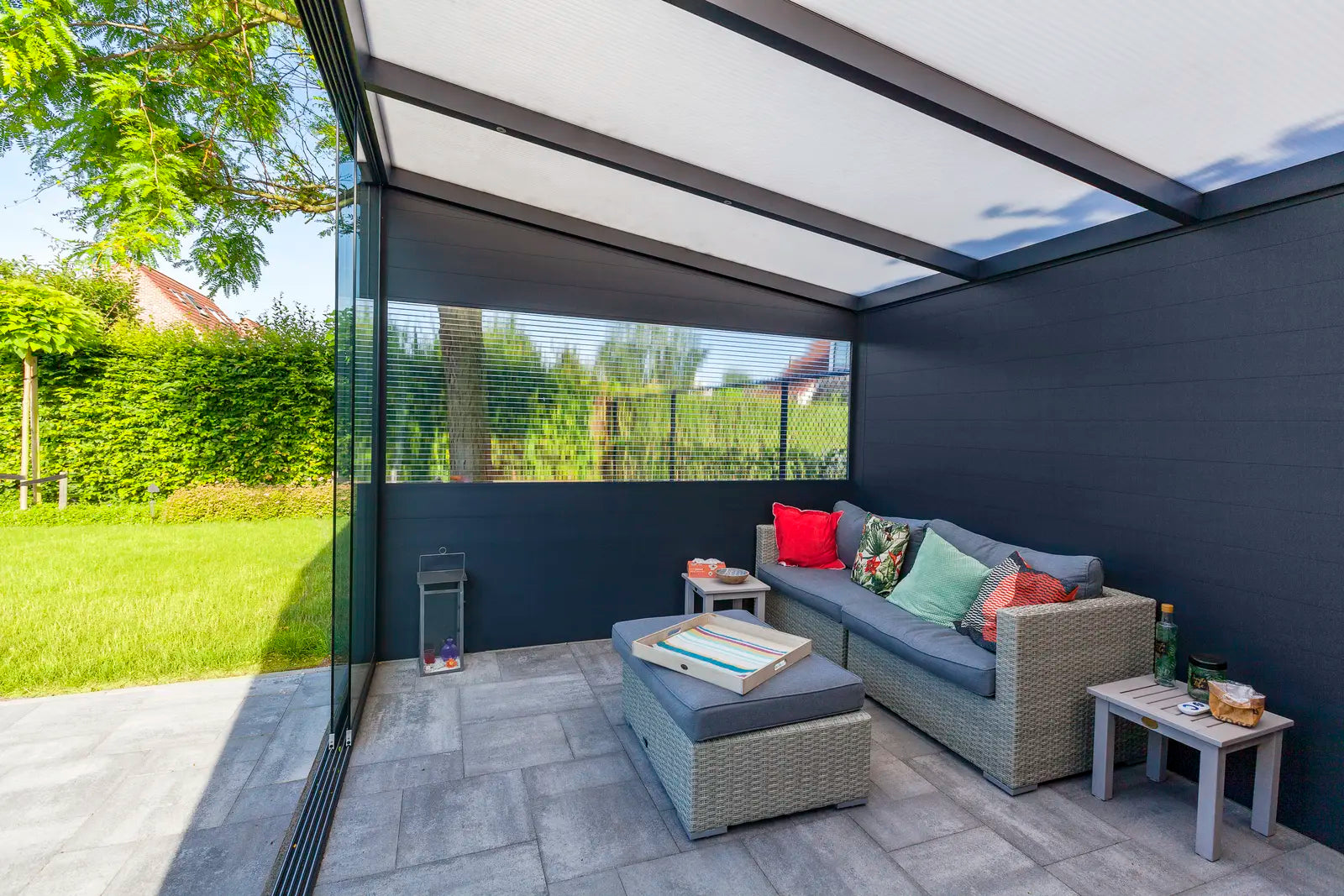Ribolla Gris graphite toit clair — détail pergola Deponti